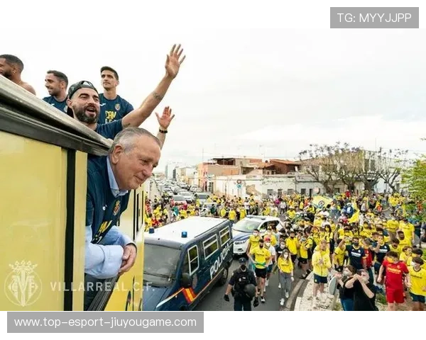 冠军球队巡游庆祝,球迷街头欢腾画面感人,球队夺冠怎么发朋友圈 冠军球队巡游庆祝,球迷街头欢腾画面感人,球队夺冠怎么发朋友圈