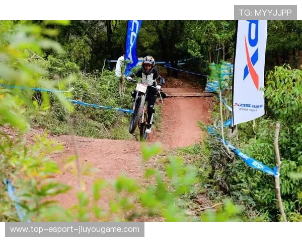 自行车场地赛弯道贴线惊险刺激